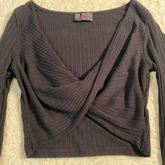 Hottie Twist front Crop Top Size Medium - Picture 4 of 4